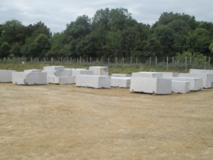 Blocs de marbre de la carrière du Bois Jourdan à Bouère